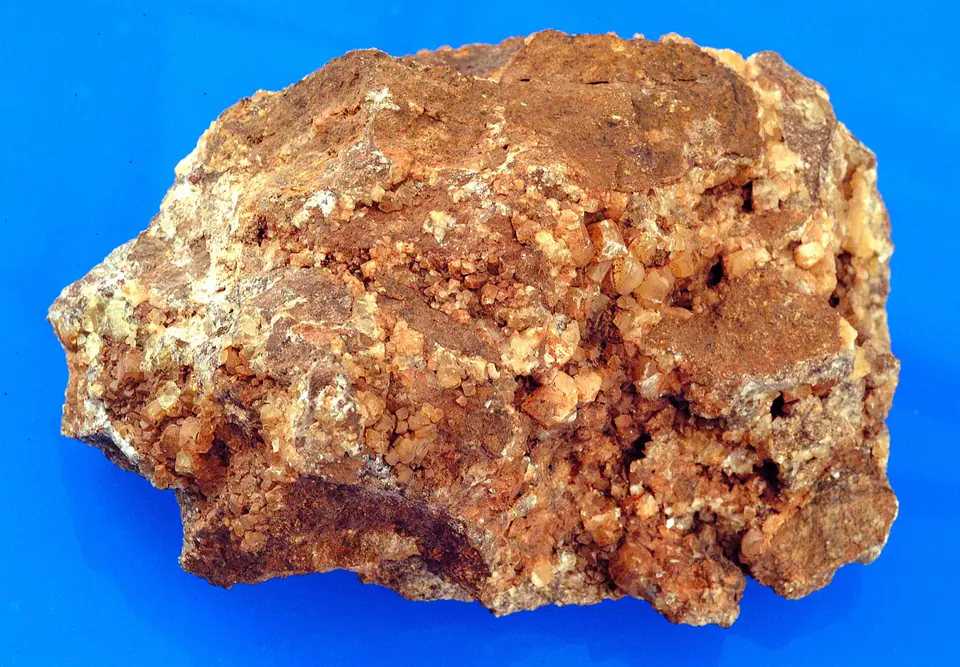 Light whitish barite crystals on iron-oxide-stained, fine-grained quartz from near Joplin, Missouri